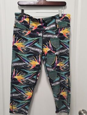 Body Glove Black Multicolor Tropical Capri Leggings with Teal & Yellow Accents